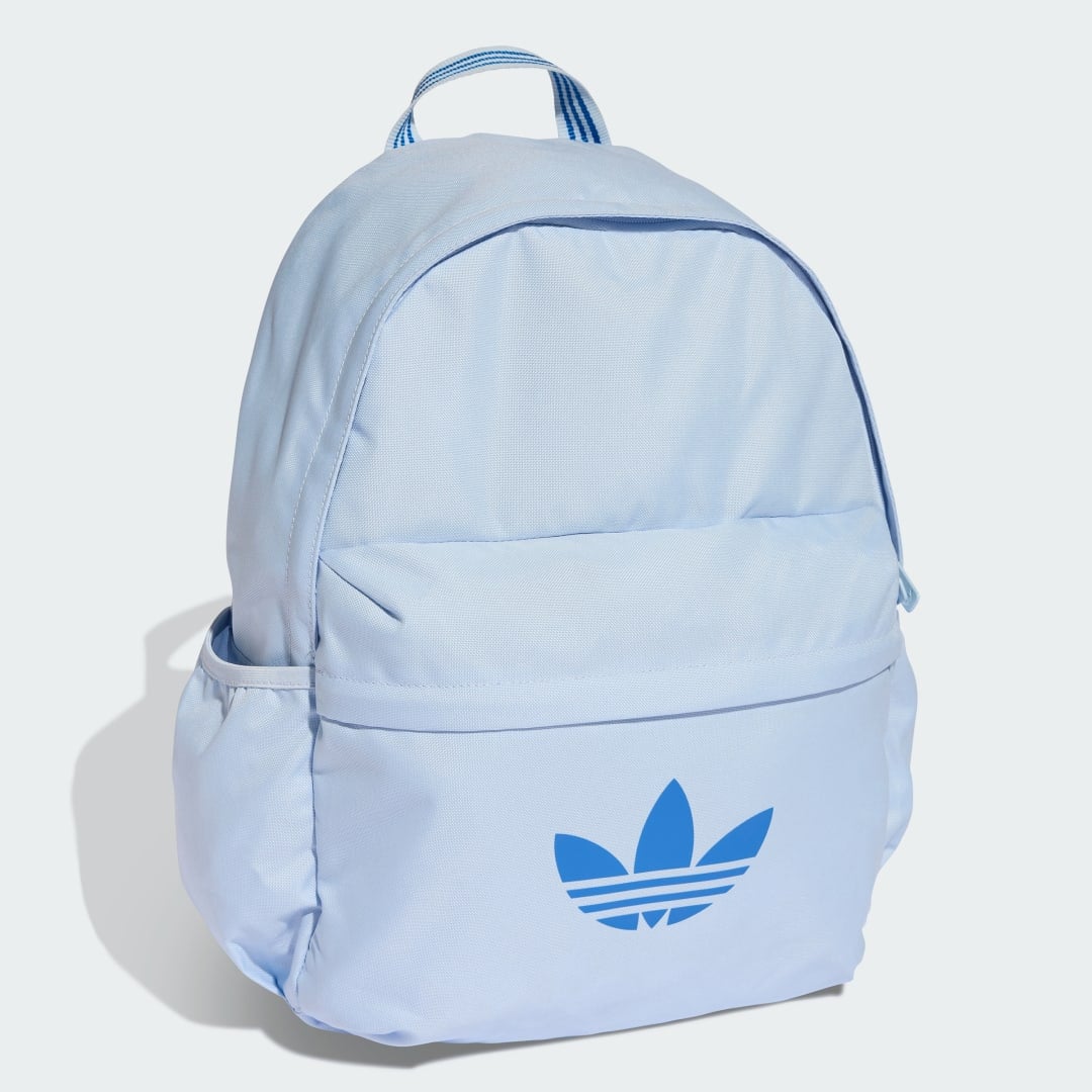 Detalle de Mochila Adicolor Classic de Adidas en azul: estilo y comodidad para el día a día