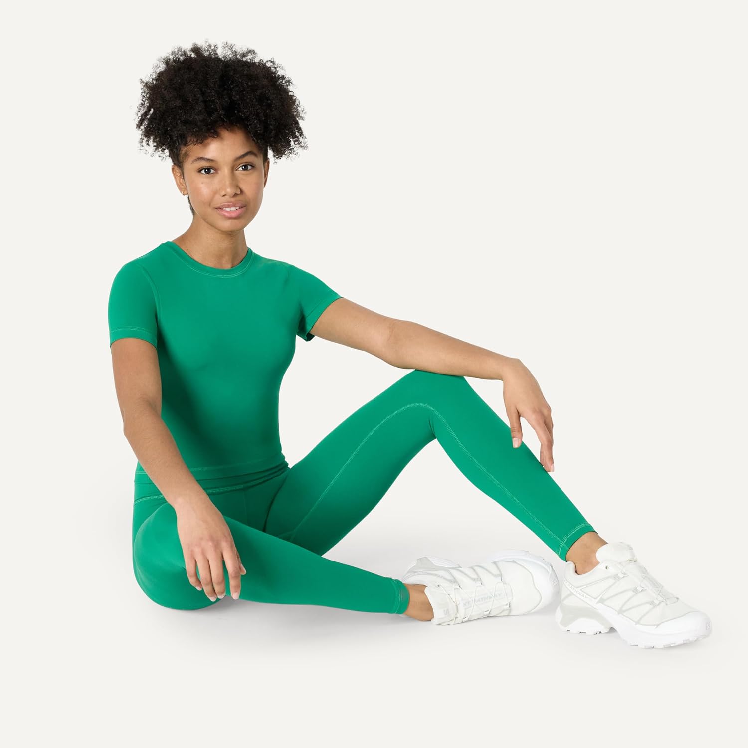 Detalle 2 de Amazon Essentials Women's Active FormFlex Buttery Soft Short Sleeve Crop Top