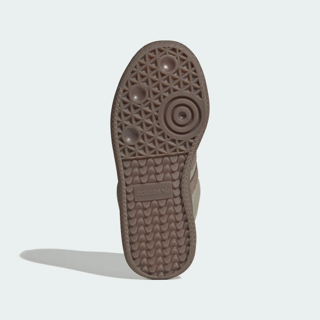 Detalle de ZAPATILLA SAMBA XLG de Adidas: versión Eco/Verde con estilo clásico y confort