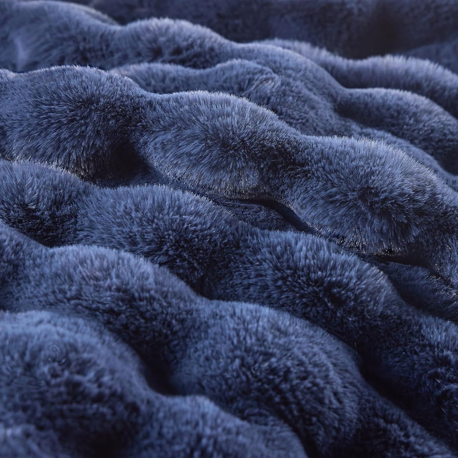 Detalle 2 de BENVWE Fluffy Faux Fur Throw Blanket — Navy, 51" x 63" (1100GSM)