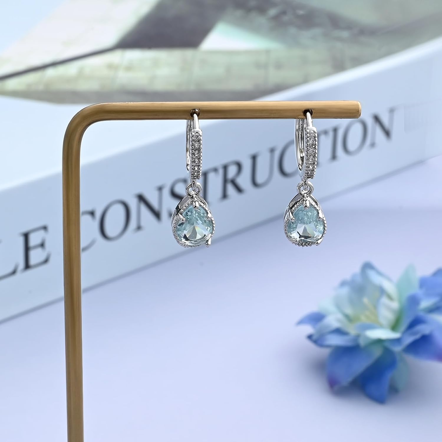 Detalle de Weviway Silver Aquamarine Drop Earrings – Teardrop Crystal Hoop with Lever-Back Closure