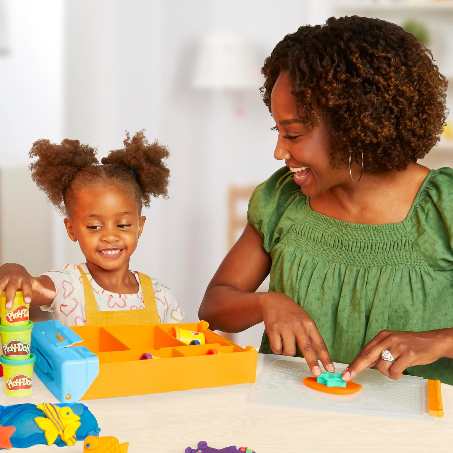 Detalle 1 de Play-Doh Fantasievolle Tierbox – Knet-Set mit Aufbewahrungsbox und 22 Zubehörteilen