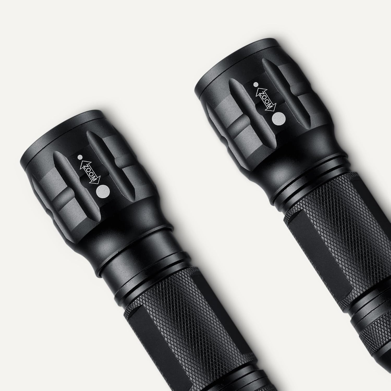 Detalle 2 de Amazon Basics Tactical Flashlight: 140-Lumen, 3-Mode, Zoomable Beam