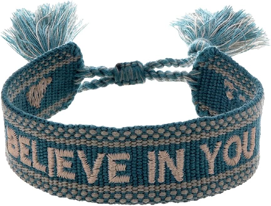Detalle de Engelsrufer Damen Armband aus Polyester und Baumwolle in Grün-Beige mit BELIEVE IN YOU Stickerei – verstellbares Kordelverschluss-Armband