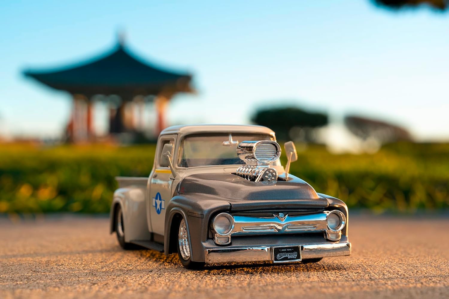 Thumbnail 2 de Jada Toys Street Fighter 1956 Ford Pickup (1:24) – Die-cast Modell mit Öffnungsdetails