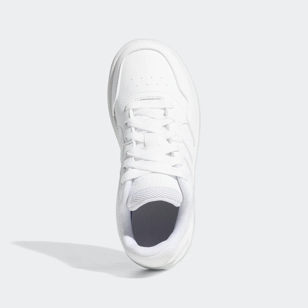 Detalle 2 de Adidas Zapatilla Hoops en blanco — versatilidad y estilo clásico