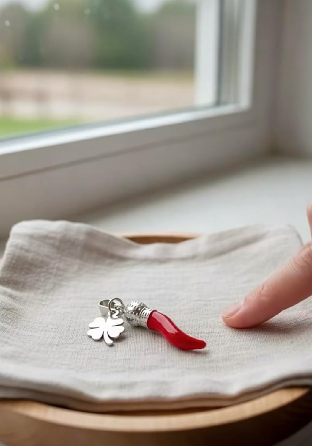 Detalle 2 de MODA MavillA Ciondolo in Acciaio con Corno Rosso e Quadrifoglio – stile discreto e portafortuna