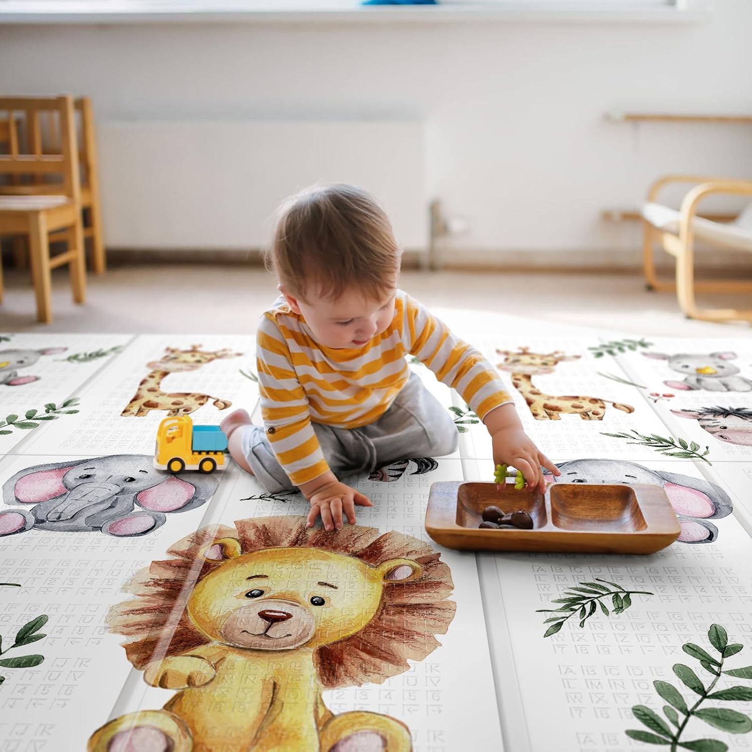 Detalle 2 de NOONKTY 79 x 71-Inch Baby Play Mat, Foldable Waterproof XPE Foam, Giraffe & Lion