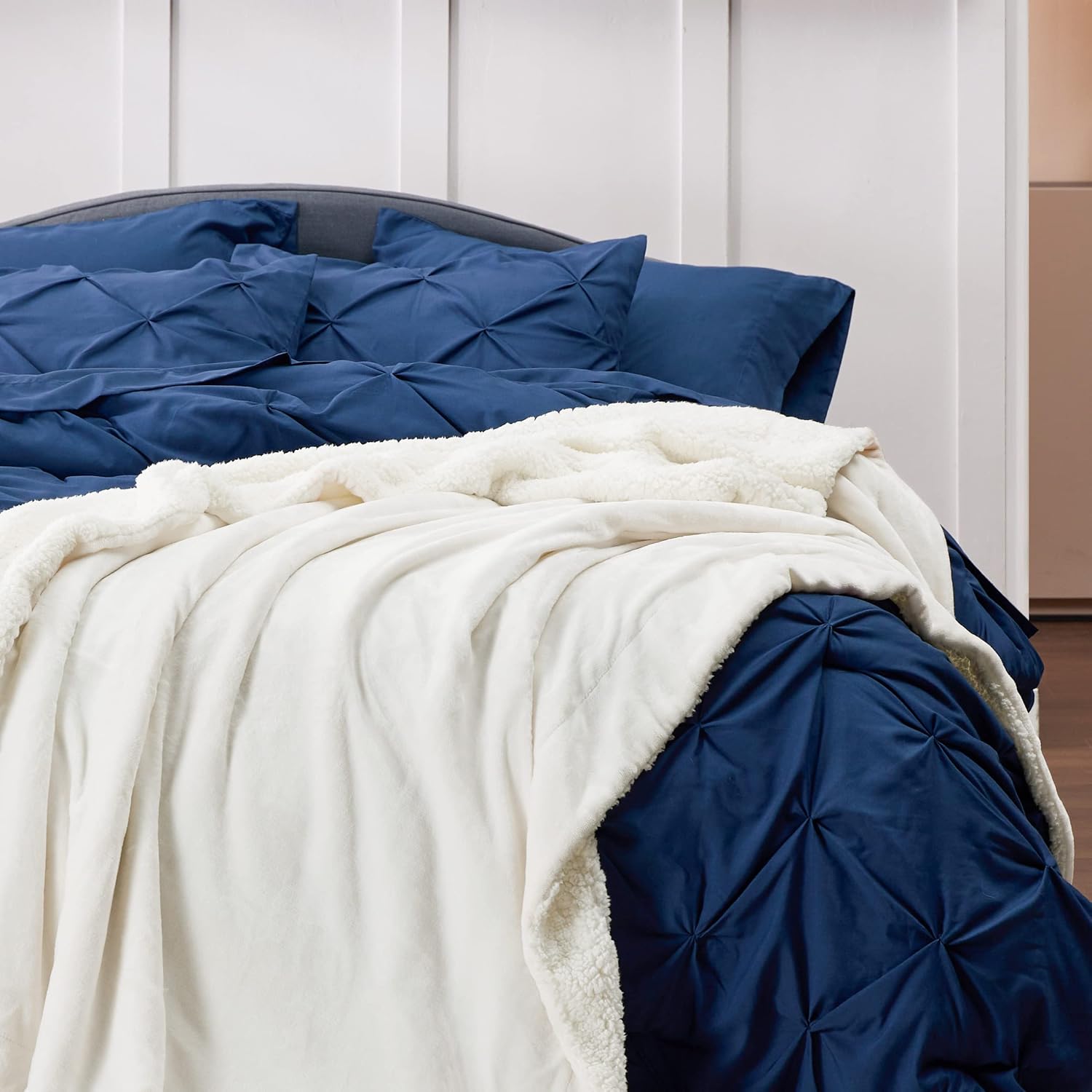 Detalle 2 de Bedsure Sherpa Fleece Throw Blanket 220x240cm