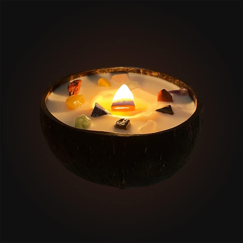 Detalle 2 de Vie Naturals Handmade Candle in a Natural Coconut Shell with Chakra Gemstones