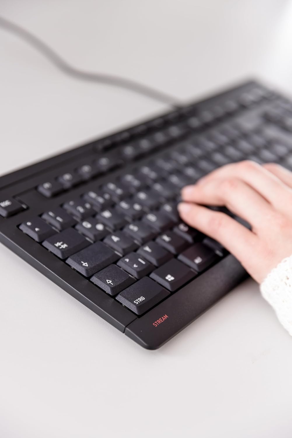 Thumbnail 1 de CHERRY Stream Keyboard TKL – kabelgebundene TKL-Tastatur ohne Nummernblock (deutsches QWERTZ, leiser Tastenanschlag), Weiß-Grau