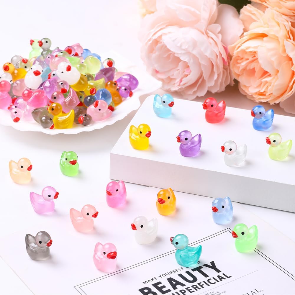 Detalle 2 de DULEFUN 200pc Luminous Mini Resin Ducks (20 Colors) for Micro Gardens, Dollhouses & Glow Crafts