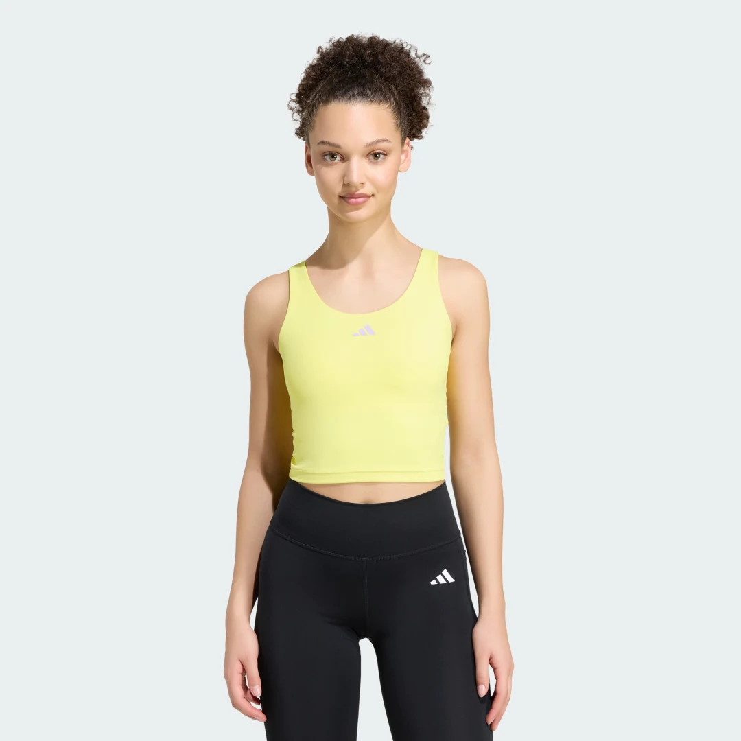 Detalle de Adidas Camiseta con sujetador para poco impacto 3 Stripes Studio All Me – Amarillo