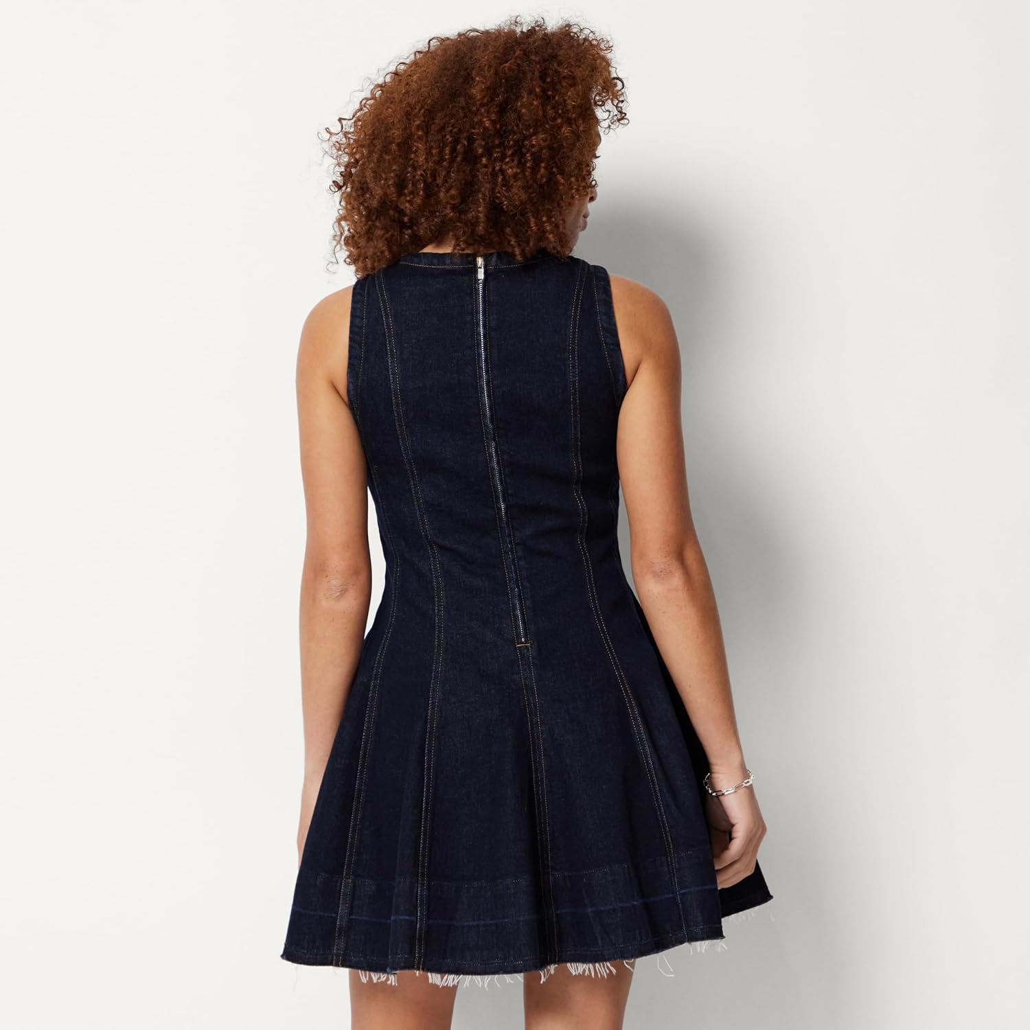 Detalle de Amazon Essentials Women's Fit & Flare Denim Mini Dress: A practical wardrobe staple