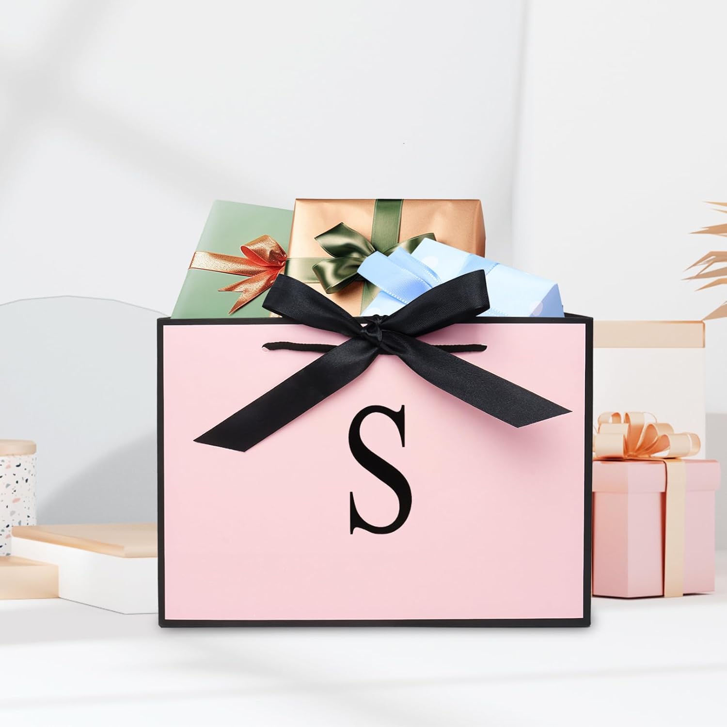 Thumbnail 4 de Pink Gift Bags with Tissue Paper and Card – Initial Design Gift Set (28×20×10 cm)