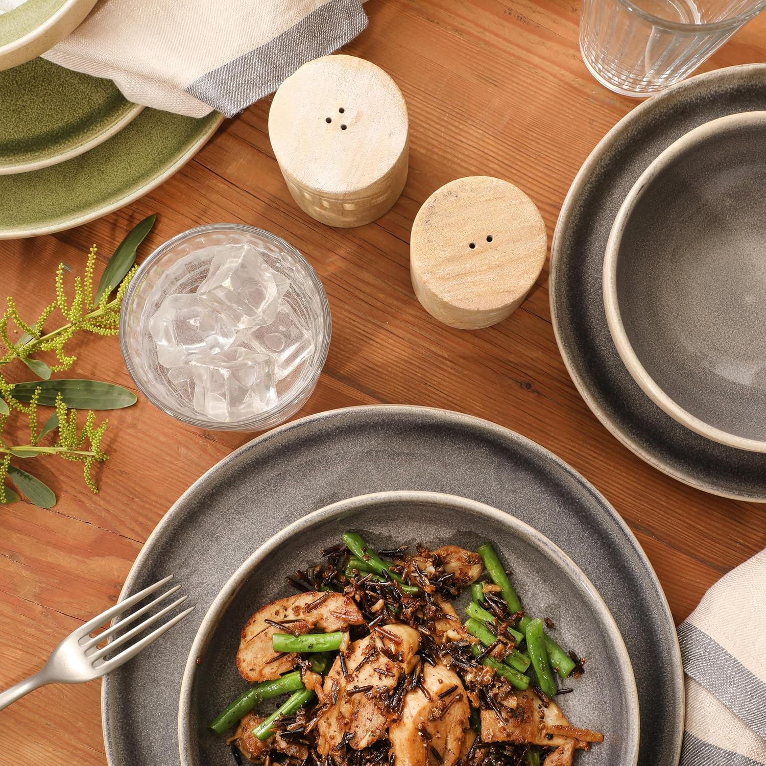 Detalle de Gibson Elite Manila Bay 16-Piece Stoneware Dinnerware Set, Service for 4
