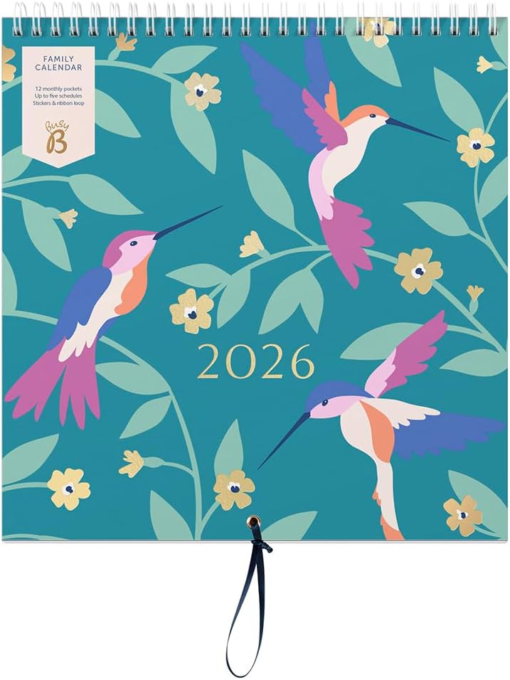 Detalle de Busy B 2026 väggkalender med fågelmotiv, fem kolumner och förvaringsfickor