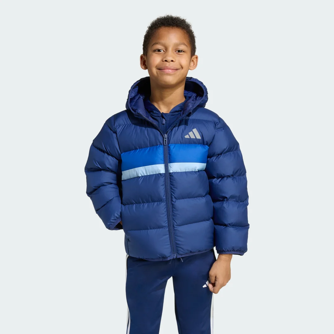 Detalle de Anorak de plumón sintético Adidas – azul, ligero y versátil para el día a día