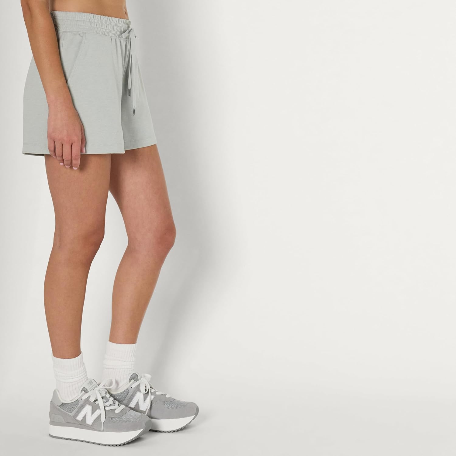 Thumbnail 1 de Amazon Essentials Damen sportliche weiche Sweatshorts mit leichtem Stretchanteil (ca. 8,9 cm Innenbeinlänge)