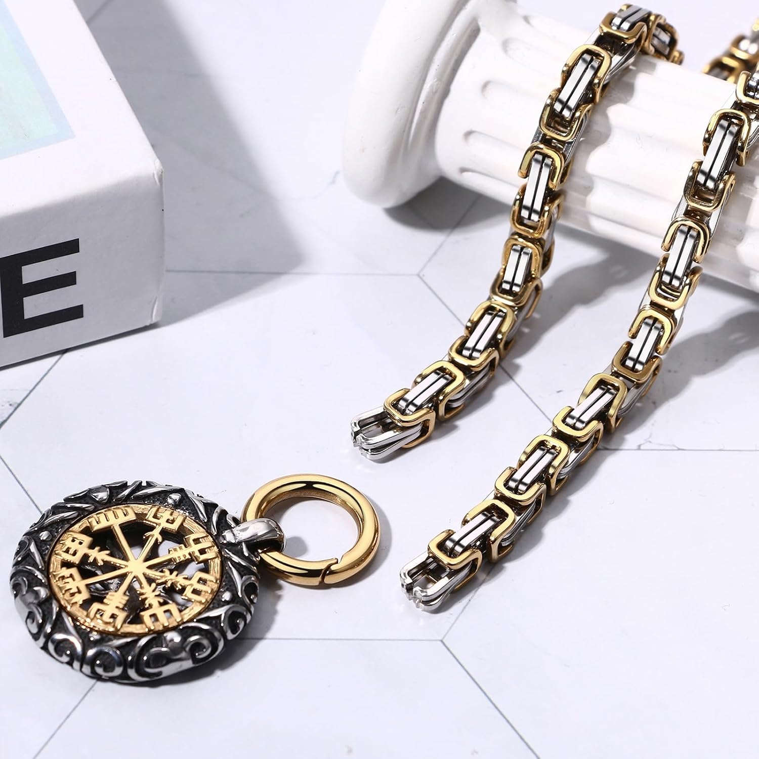 Detalle de JewelryWe Wikinger Halskette für Herren – Edelstahl-Königskette mit Vegvisir Anhänger