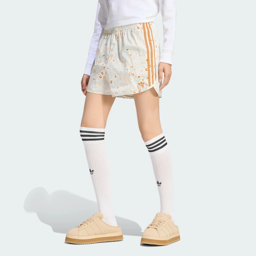 Detalle de Pantalón corto Adidas Originals Summer Glow AOP: color naranja con acabado all-over print