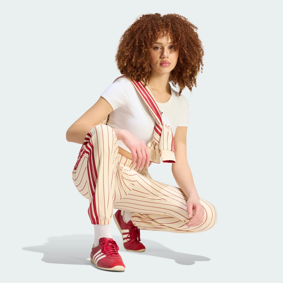 Detalle de Pantalón Firebird Pinstripe de Adidas – Amarillo