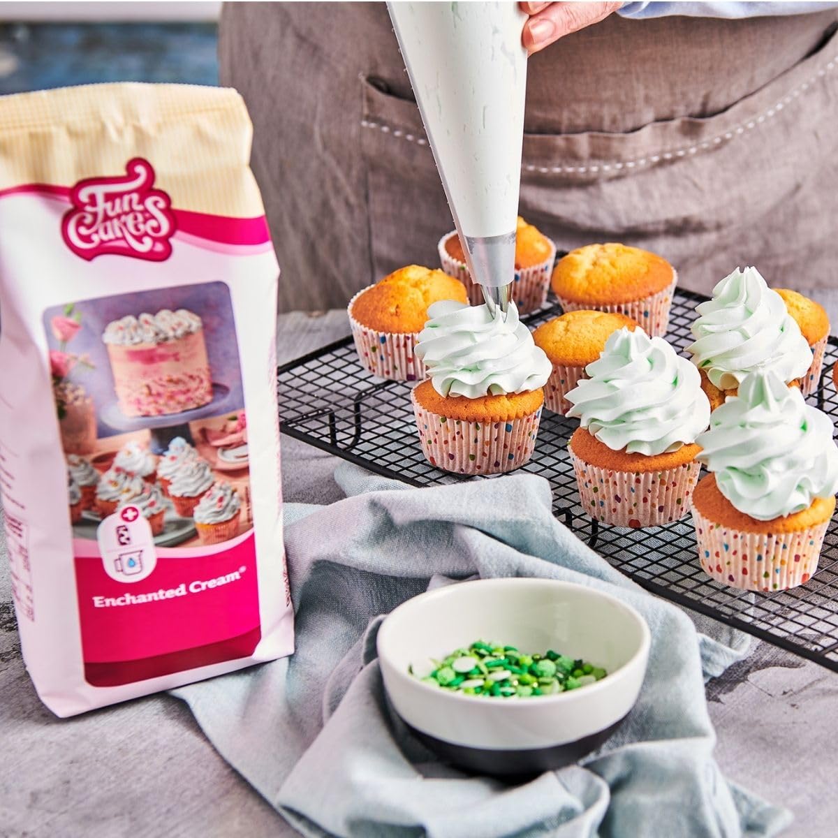Detalle de FunCakes Mix für Enchanted Cream® – Leichte, schneeweiße Creme zum Kuchen Füllen und Abdecken, Halal, 450 g