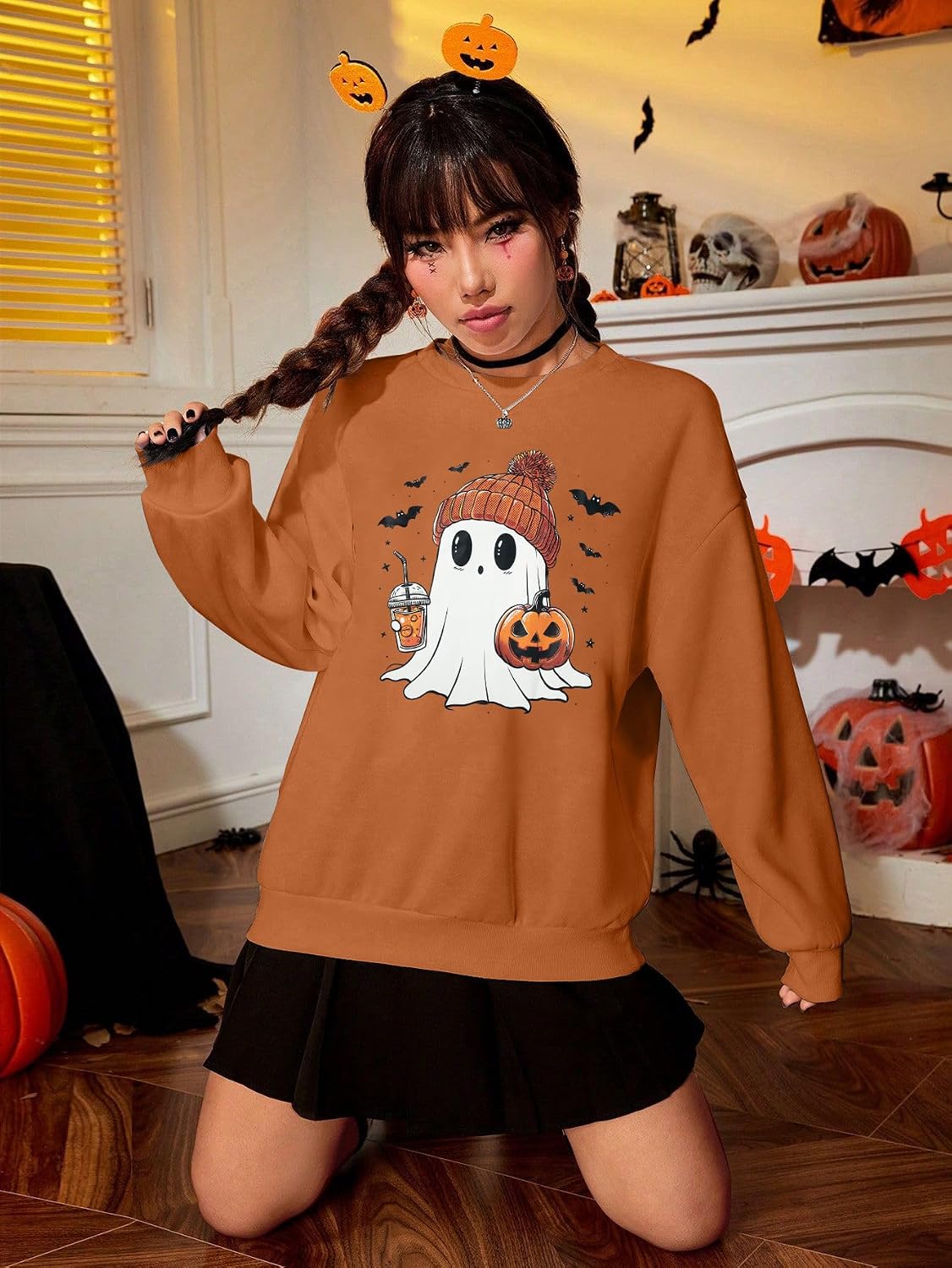 Detalle 2 de DUTUT Salem Massachusetts Oversized Women's Halloween Sweatshirt, Embroidered Crewneck