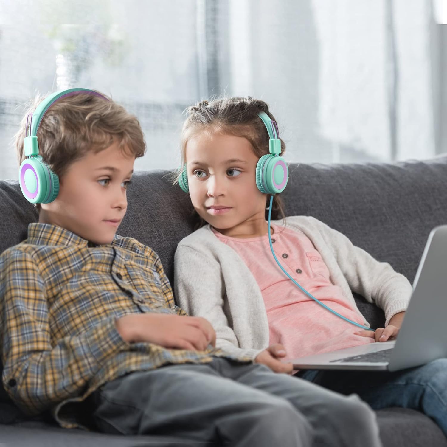 Detalle 2 de POWMEE P10 Kids Headphones with Microphone — Adjustable, Foldable On-Ear Stereo for School, PC, and Phone (Green)