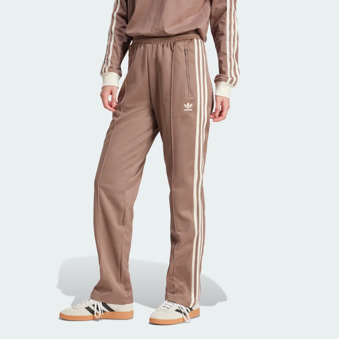 Detalle de Pantalón Beckenbauer adidas en color marrón