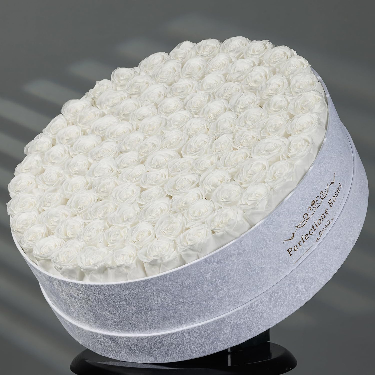 Detalle de Luxury Preserved Roses Gift for Women (White) — 100 Preserved Roses in a Velvet Box