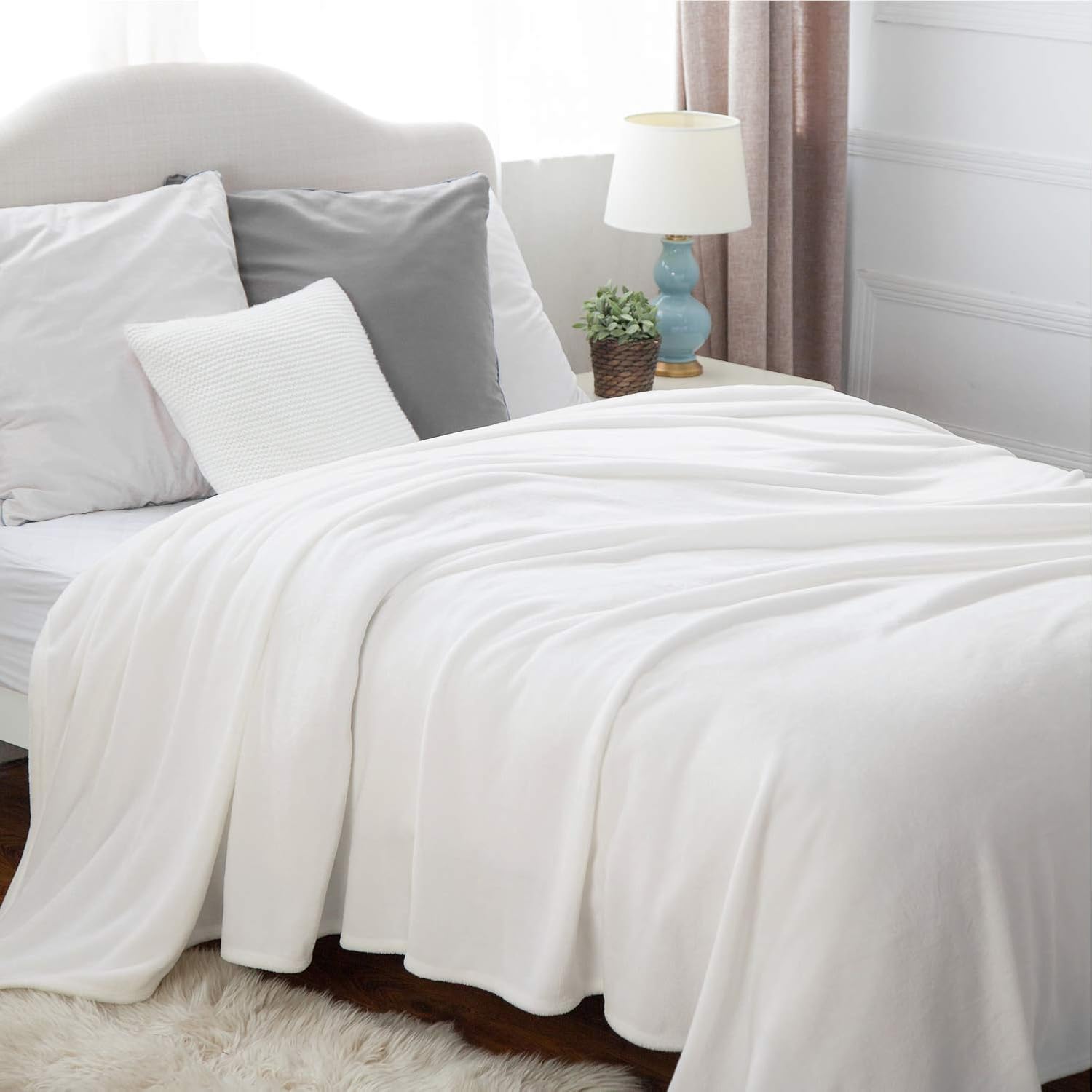 Detalle 2 de Bedsure GentleSoft Queen Fleece Blanket, White, Lightweight Microfiber, 90 x 90 Inches