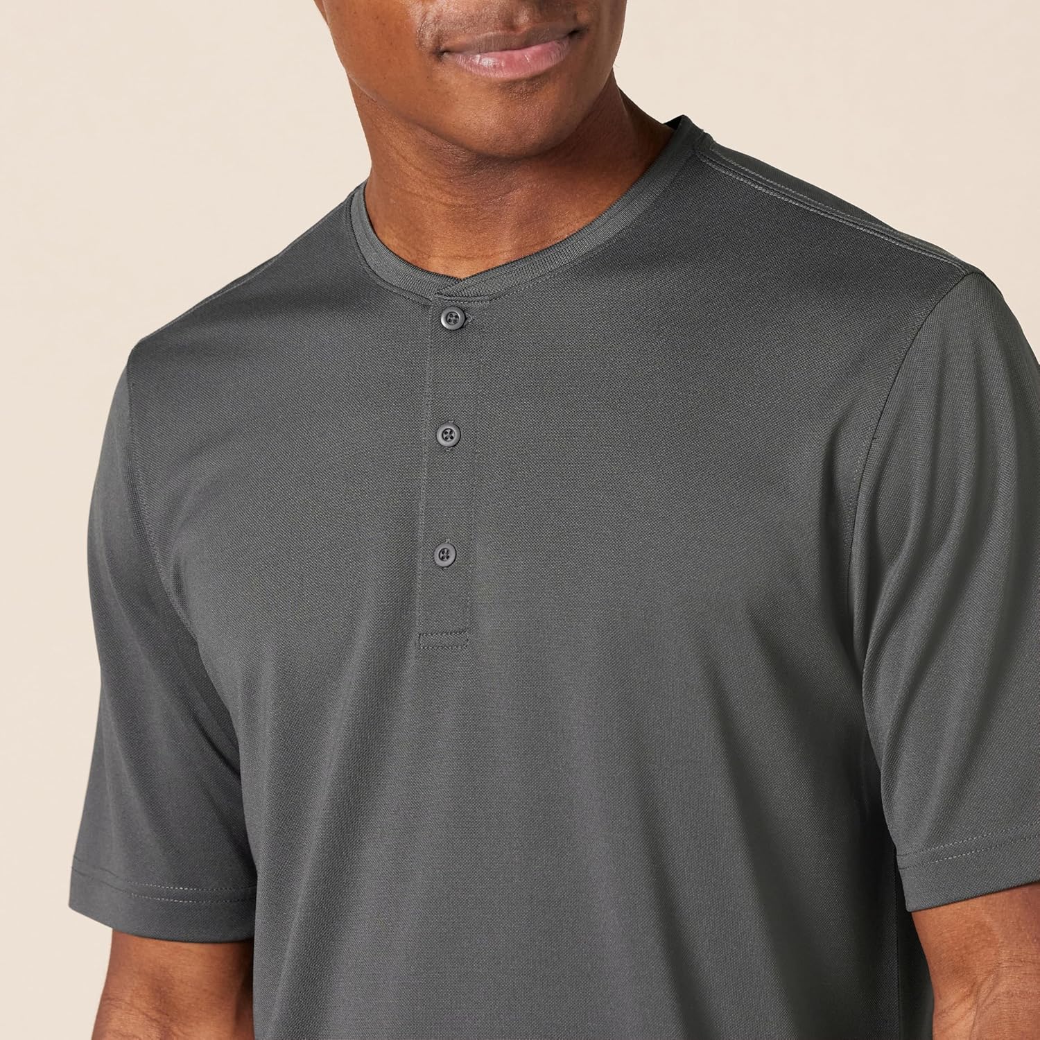 Thumbnail 2 de Amazon Essentials Men’s Regular-Fit Quick-Dry Jersey Henley T-Shirt