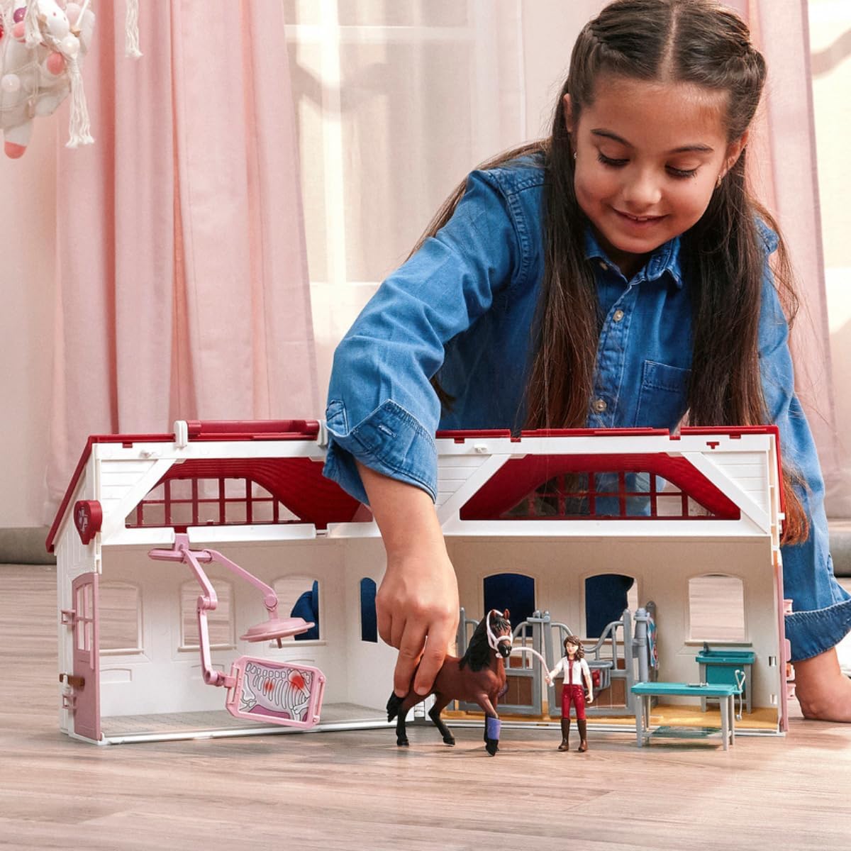 Thumbnail 1 de SCHLEICH Horse Club Pferdeklinik Heilende Hufe – 64-teiliges, transportables Set