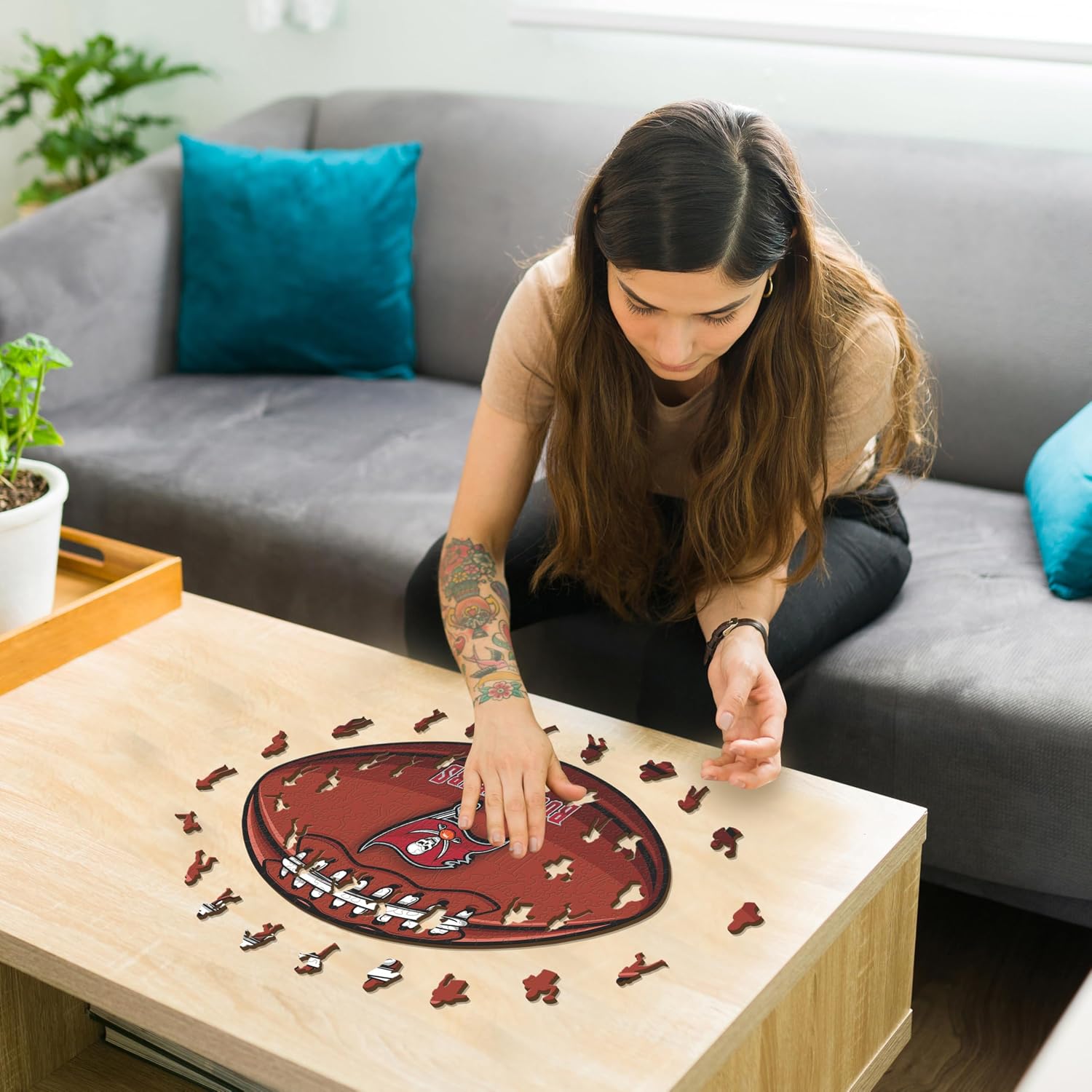 Thumbnail 1 de Iconic Puzzles Tampa Bay Buccaneers – puzzle en bois sous licence NFL, Logo (taille S, 150 pièces)