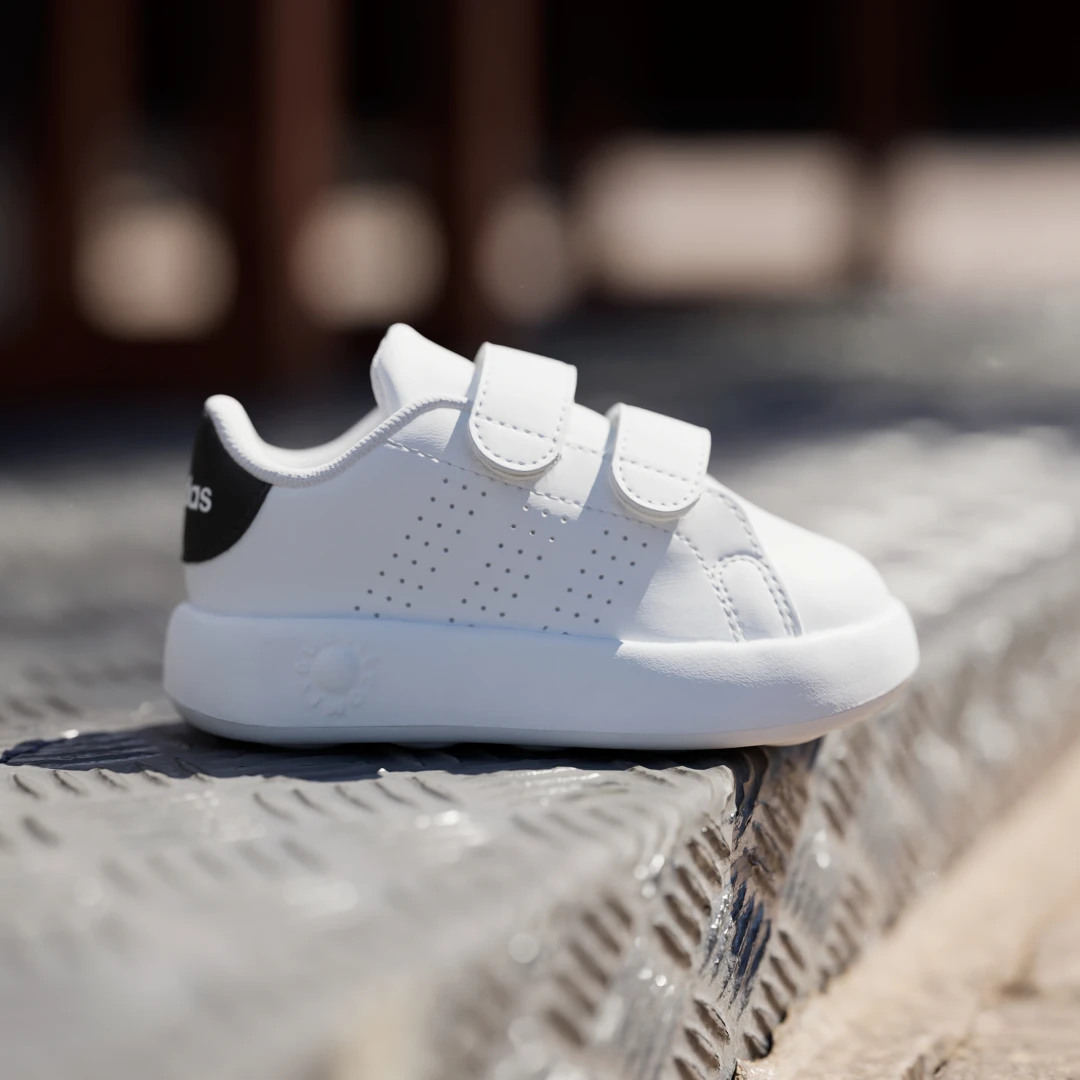 Detalle 2 de Zapatilla Advantage (Bebé) de Adidas – blanquita para los primeros pasos