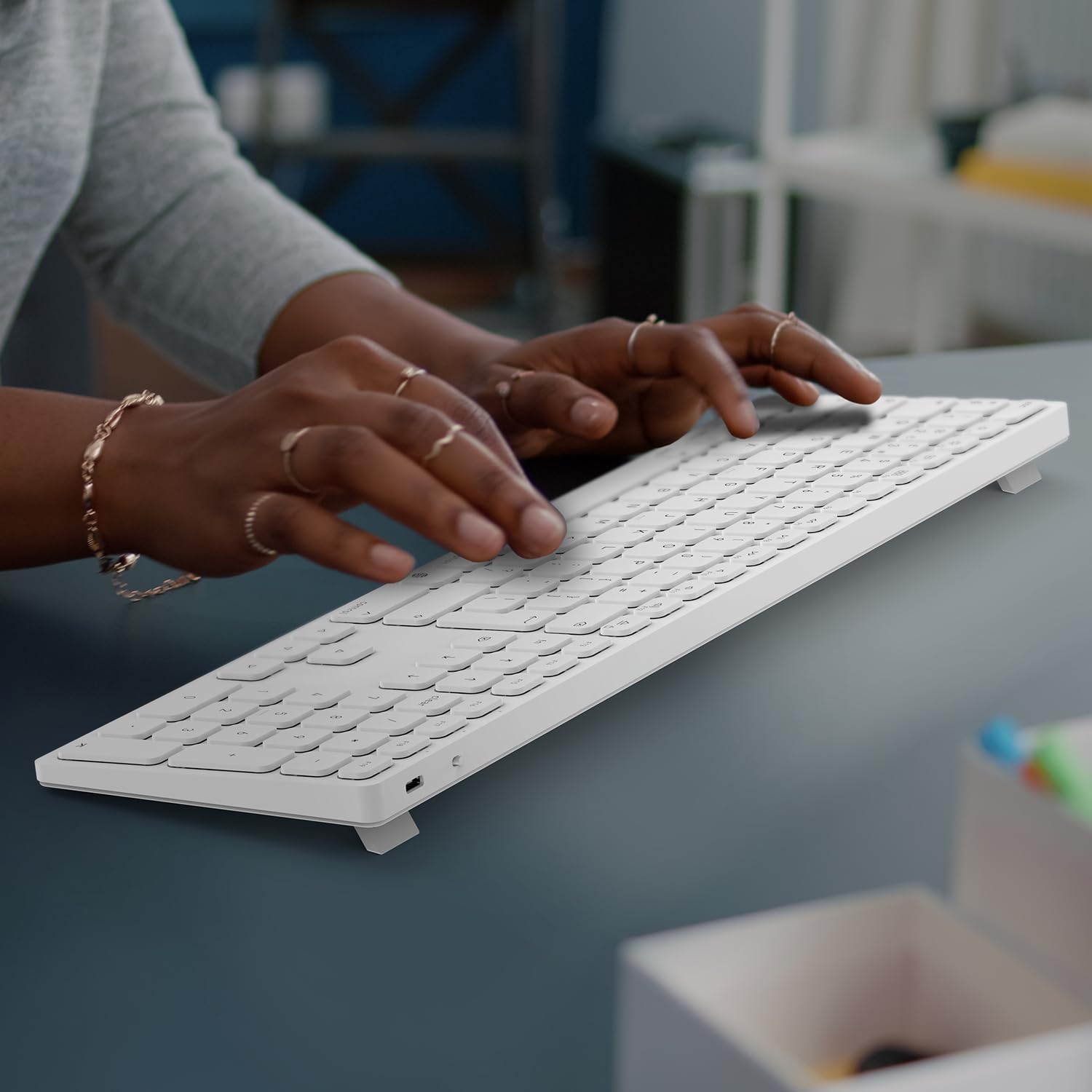 Detalle de Wireless Bluetooth Keyboard for Mac OS with Numeric Keypad – Foldable Kickstand, 450mAh Battery, 90 Days Battery Life