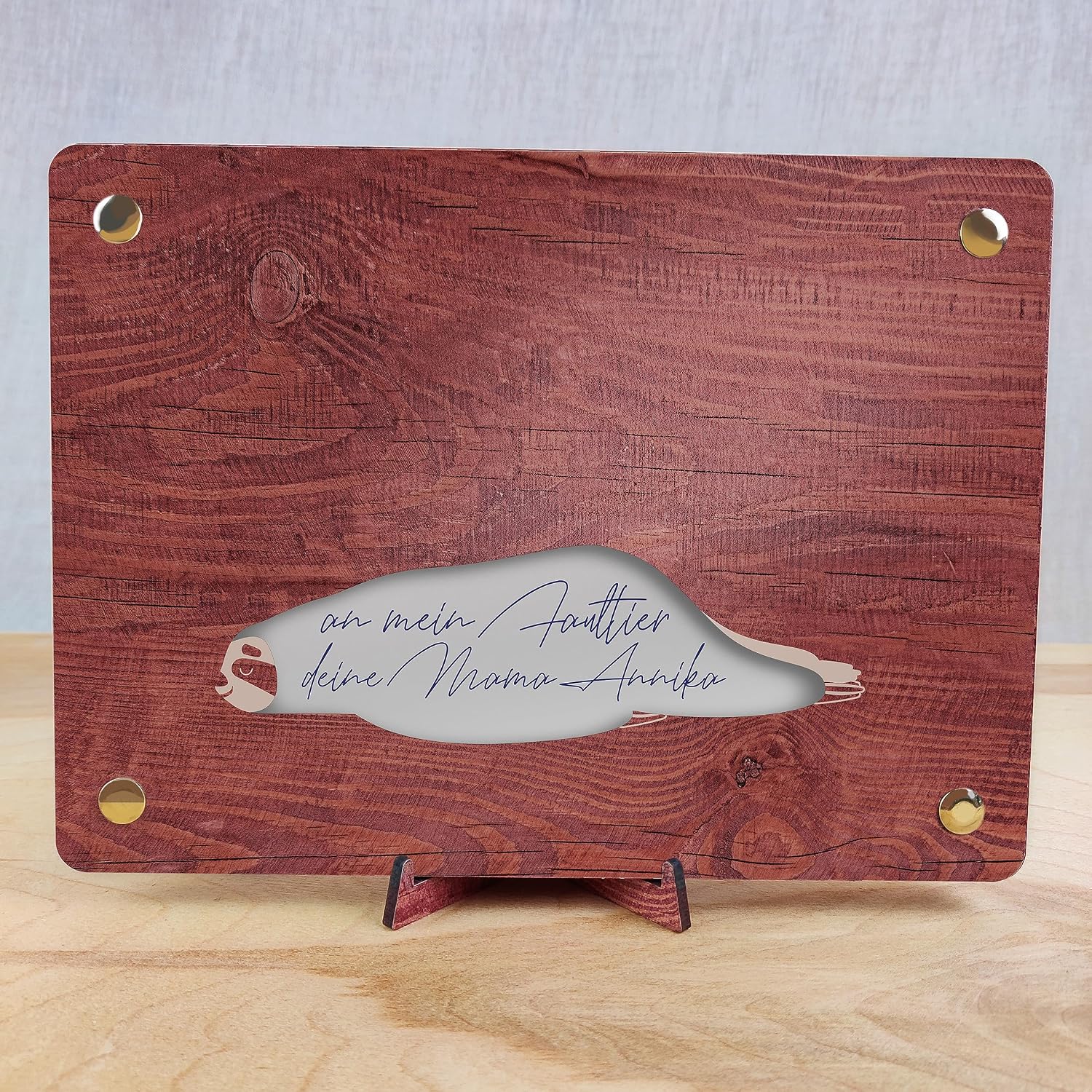 Detalle de Faultier XL Geldgeschenk aus Holz inkl. Ständer (20 x 15 cm) – mit Grußkarte und Schrauben