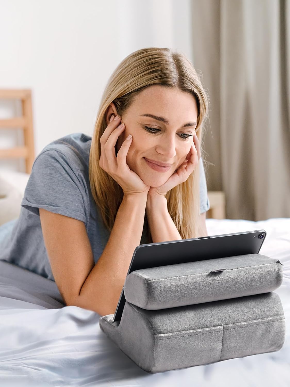 Detalle de UGREEN Soft iPad Cushion Tablet Pillow Stand (Gray) with 3-Stage Viewing Angles