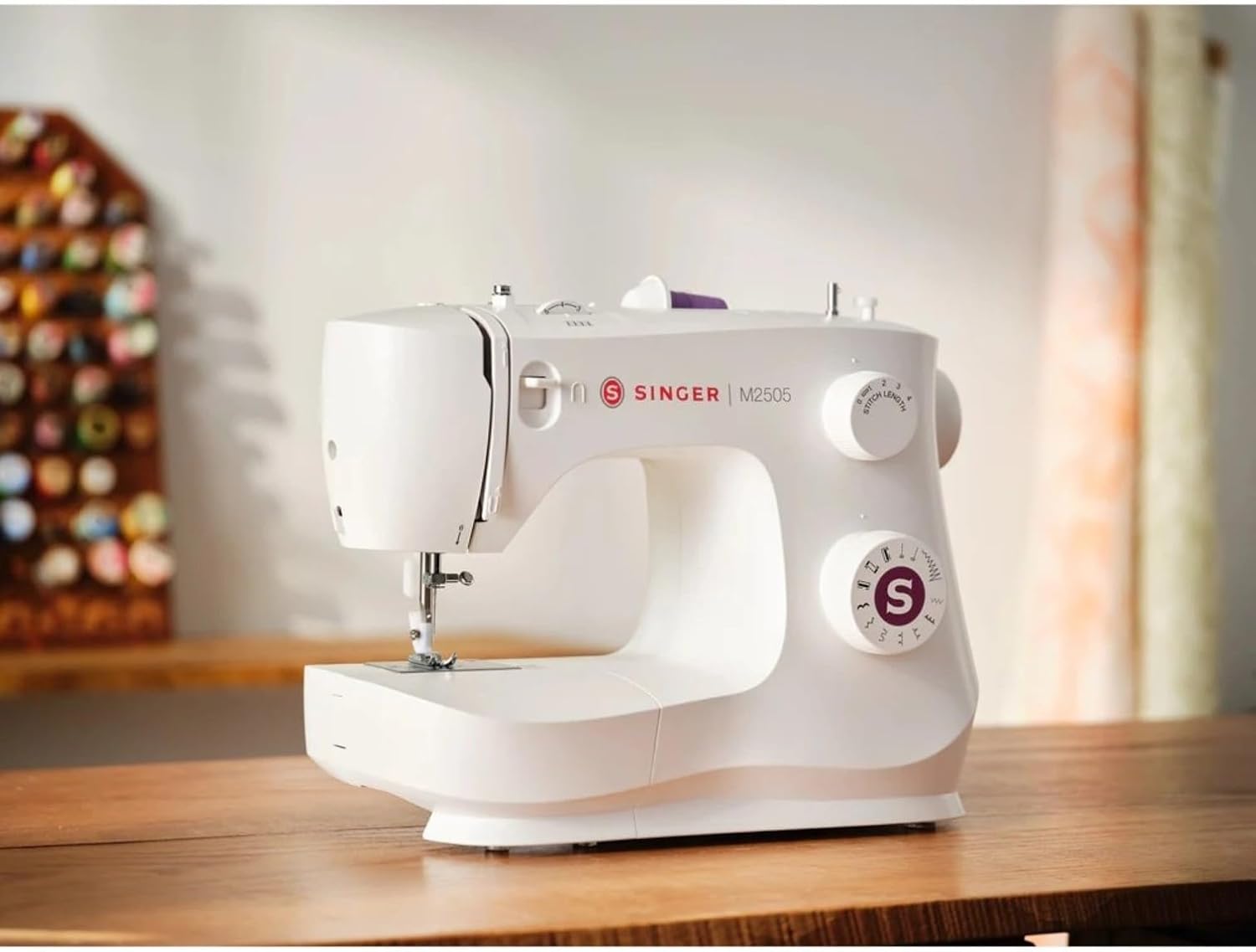 Detalle de SINGER M2505 Sewing Machine, Black/White, Plastic, 5.5 kg