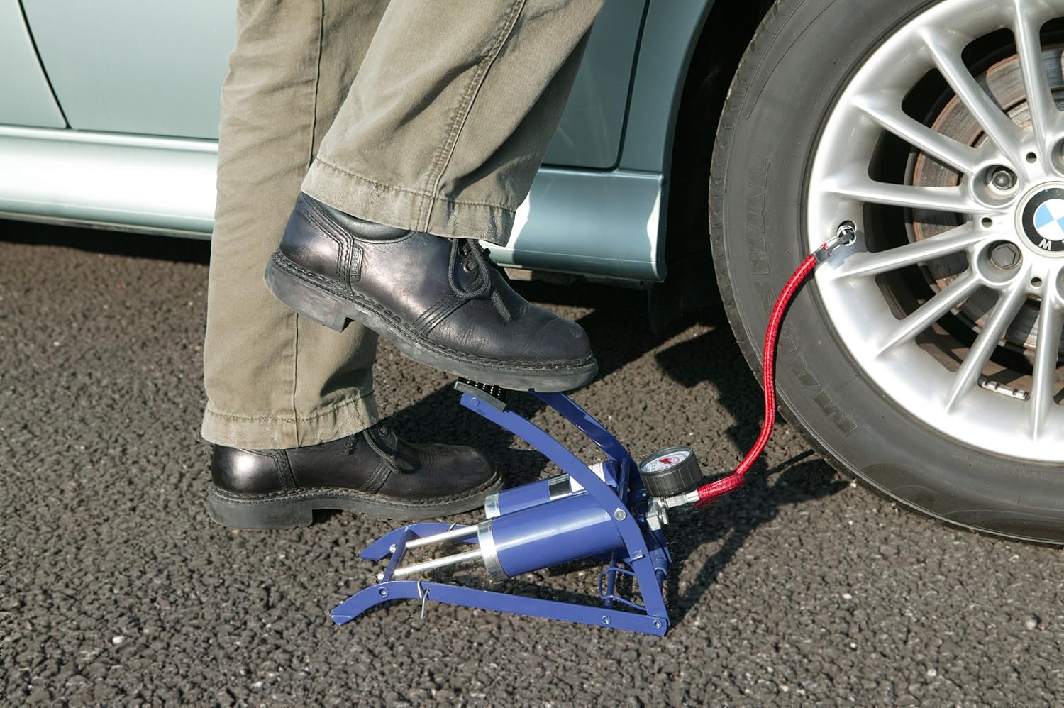 Detalle de cartrend Einzylinder Fußluftpumpe – kompakt, präzise und unabhängig betrieben
