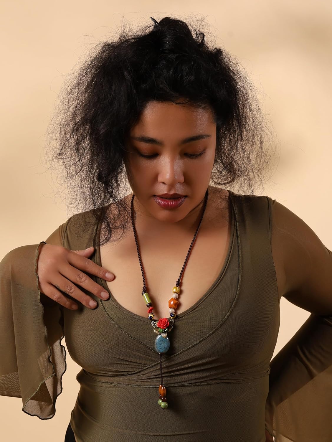 Detalle 2 de MINACHI Crescent Moon Lariat Necklace with Ceramic Beads