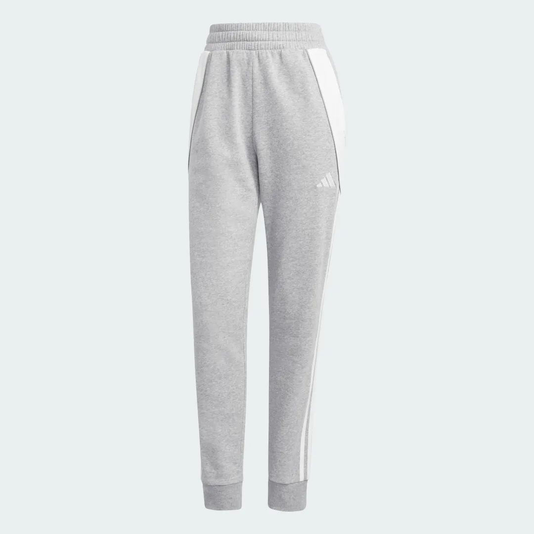 Detalle de Pantalón Tiro 24 de Adidas: comodidad y estilo urbano en gris
