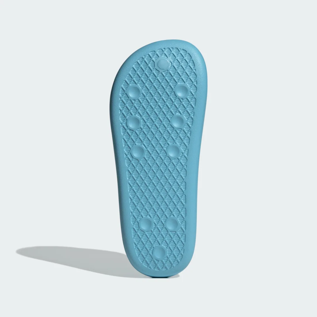 Detalle de Adidas Adilette Ayoon en azul: comodidad de vestir y usar para tus días de playa o piscina