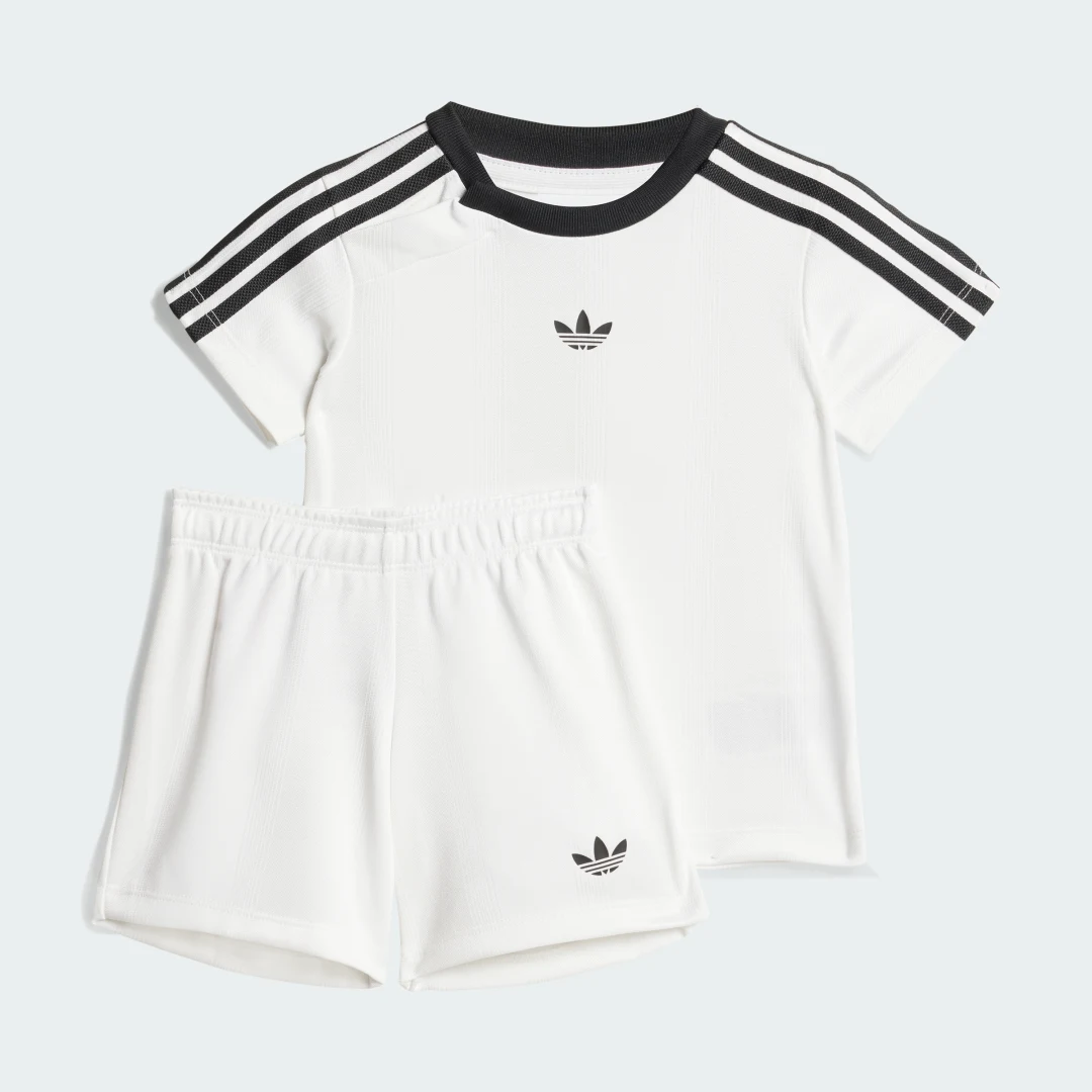 Detalle de Conjunto pantalón corto y camiseta (Bebé) de Adidas — básico cómodo para el día a día