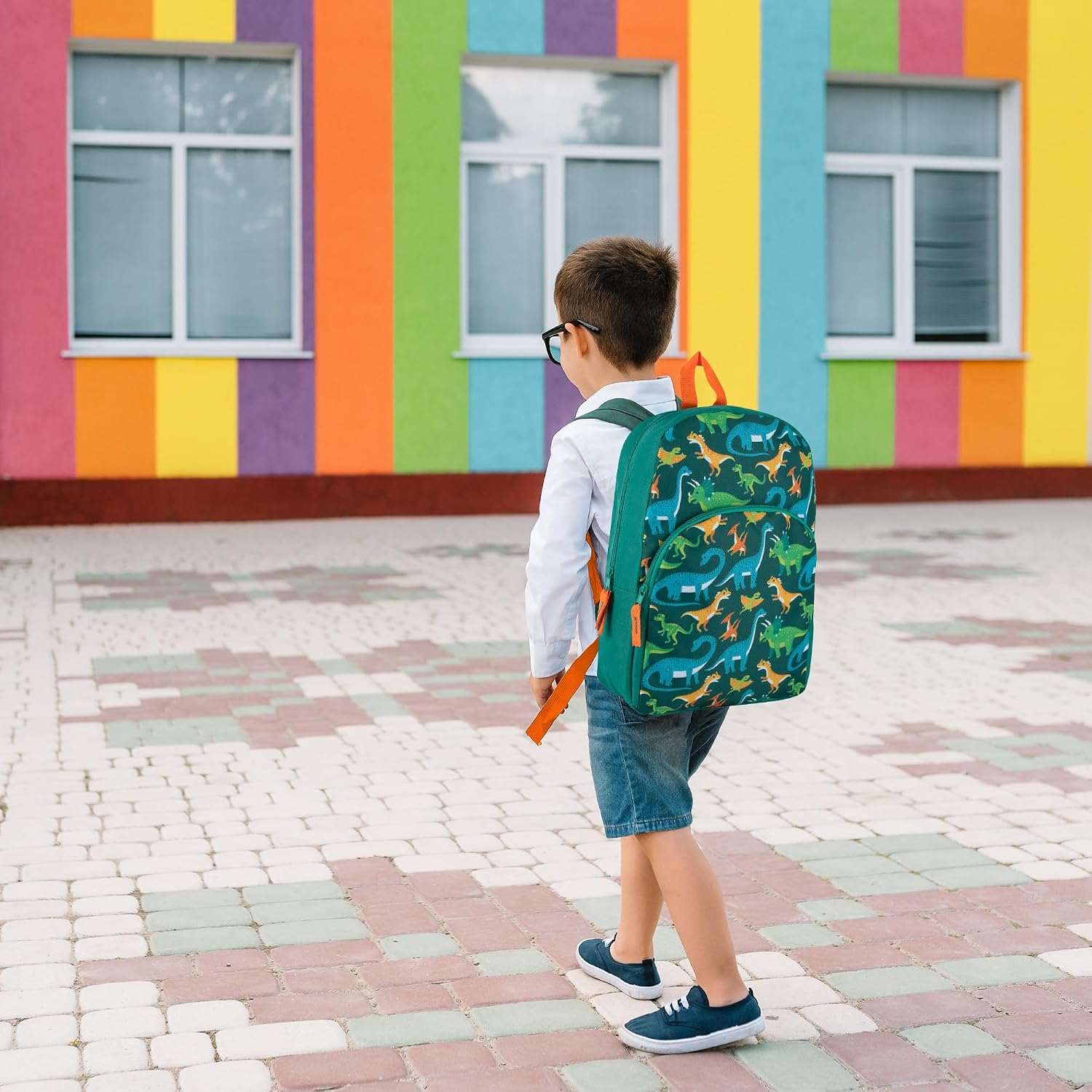 Detalle de Trail maker 15 Inch Kids Backpack – Dinosaur design with adjustable straps