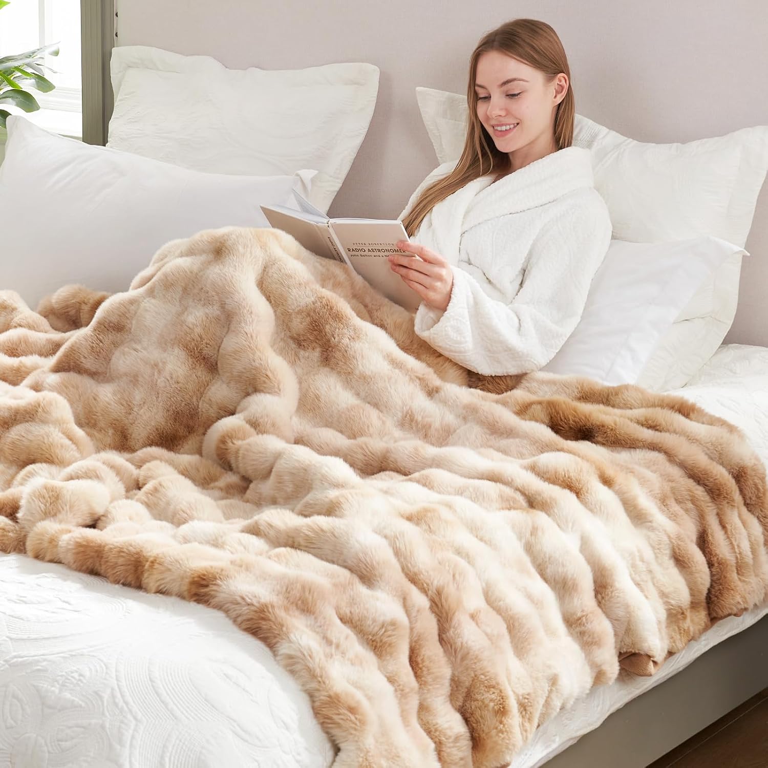 Detalle de Cozy Bliss Bubble Shape Faux Fur Throw Blanket (60 x 80 inches) — Beige