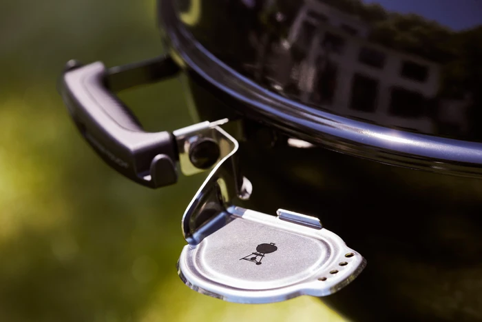 Thumbnail 13 de Weber Master Touch Premium E-5770 Schwarz – Vielseitiger Holzkohlegrill für indirektes Grillen und Räuchern