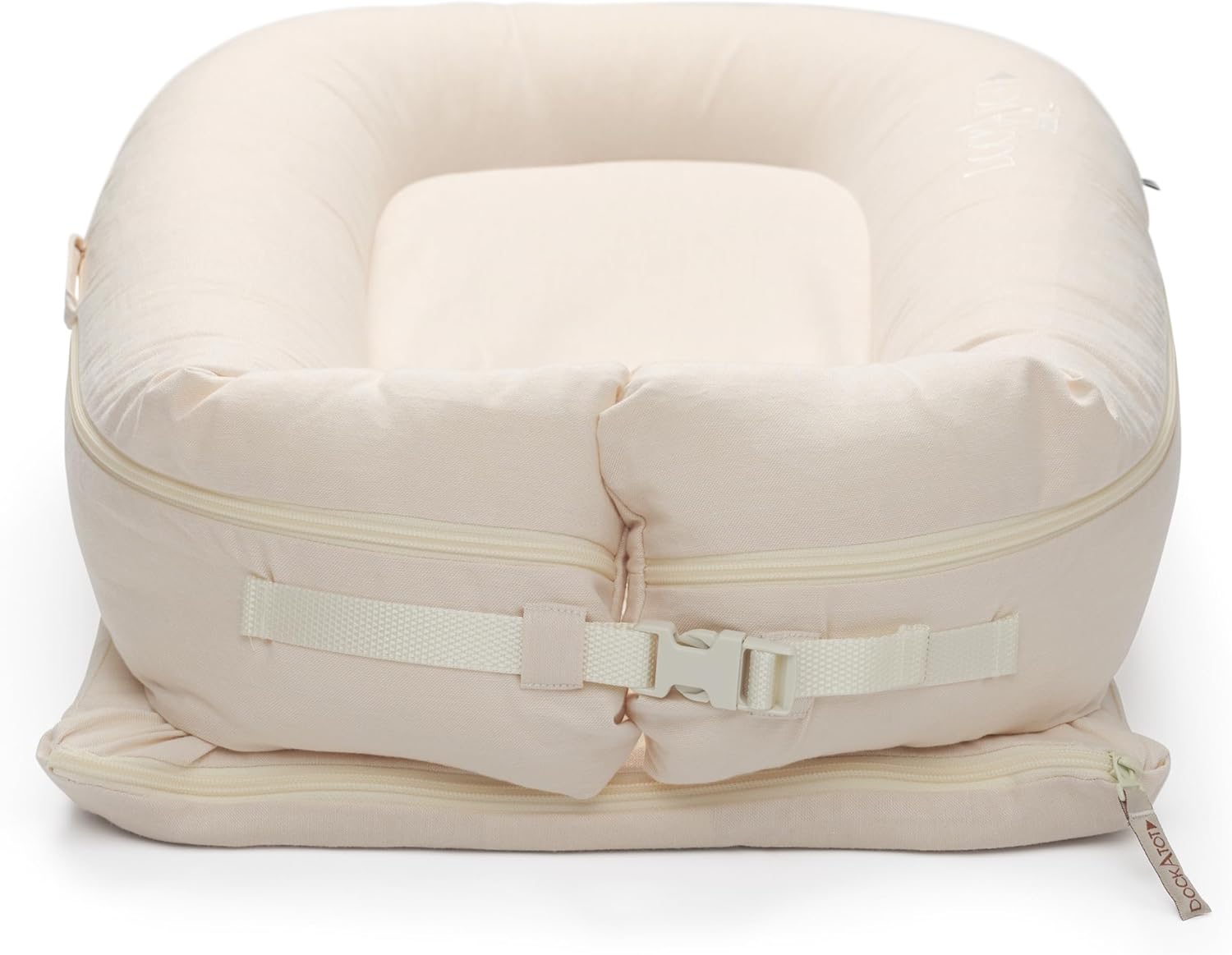 Detalle de DockATot Deluxe+ Dock - Sand Chambray: A practical lounge and play spot for babies