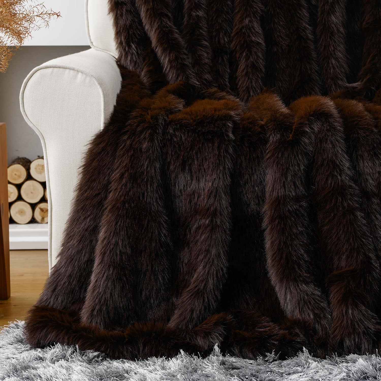 Detalle de Battilo Chocolate Faux Fur Throw Blanket, 60" x 80", Long-Pile, Two-Sided